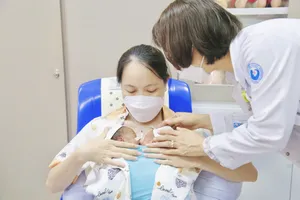 Cứu sống 3 mẹ con sản phụ mang song thai bị xuất huyết nội