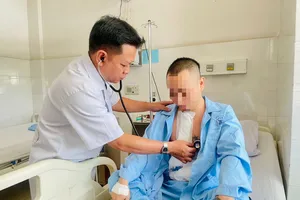 Bị bạn dùng kéo cắt chỉ đâm thủng tim do mâu thuẫn