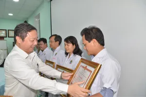 Khen thưởng đột xuất Bệnh viện Chấn thương chỉnh hình vì nối sống cánh tay cho bệnh nhi 5 tuổi