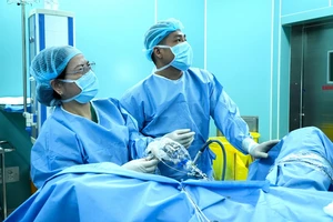 Nam thanh niên nhét dây kim loại vào niệu đạo để tạo khoái cảm