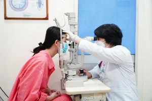 Sức khỏe cô gái bị mù mắt sau tiêm filler ở tiệm spa