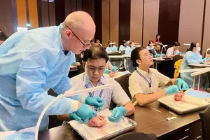 Lần đầu huấn luyện can thiệp tim mạch trên tim heo tại Việt Nam