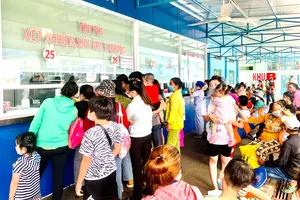 Nhóm người lạ ngang nhiên vào Bệnh viện Nhi đồng 1 lấy cắp tiền ở bàn thu ngân