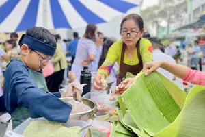 Thân nhân, bệnh nhi và nhân viên y tế thi gói bánh chưng, bánh tét