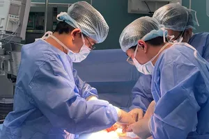 Thủng ruột do uống thuốc còn nguyên vỉ