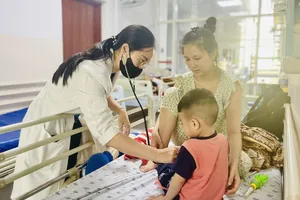 TP.HCM: Bệnh tay chân miệng, sốt xuất huyết vào mùa