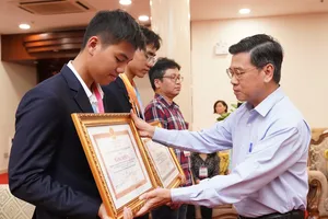 TP.HCM tặng bằng khen cho học sinh đạt giải nhì khoa học kỹ thuật