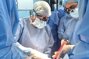 Bệnh nhân hẹp niệu đạo thoát cảnh mang túi nước tiểu sau 2 tiếng phẫu thuật