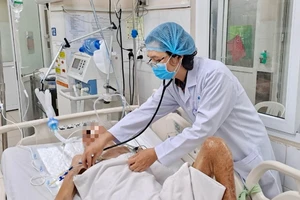 Cụ ông hít sặc thức ăn gây viêm phổi, phải thở máy