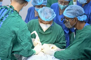 Bị lồi mắt, đi khám phát hiện u hốc mắt, nguy cơ ảnh hưởng não