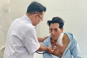 Cứu sống ngoạn mục người đàn ông bị bạn nhậu đâm xuyên cổ