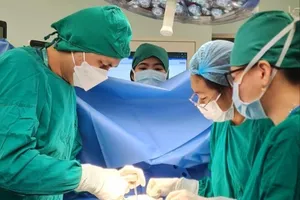 Bé gái thủng dạ dày do thói quen nuốt tóc, rơm rạ