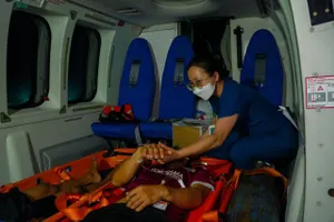 Xuyên đêm đưa 2 bệnh nhân nguy kịch từ đảo về đất liền điều trị