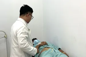 Nam thanh niên cấp cứu sau khi thuê thợ xăm cắt bao quy đầu tại nhà