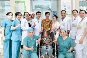 Bé trai bị sốt xuất huyết nguy kịch, tổn thương đa cơ quan