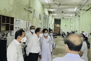 Bệnh nhân phải nằm dưới sàn: Yêu cầu Bệnh viện Phạm Ngọc Thạch thêm giường bệnh