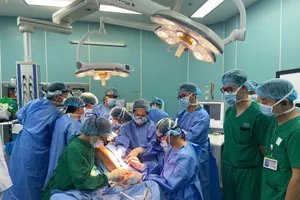 Phát hiện khối u lành tính nhưng ngưng điều trị, 6 năm sau bị phá hủy xương