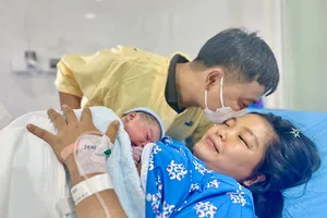 Ngắm khoảnh khắc đáng yêu của công dân nhí đầu tiên chào đời đêm giao thừa