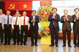 Trưởng Ban Tuyên giáo và Dân vận Trung ương thăm, chúc mừng Bệnh viện Thống Nhất