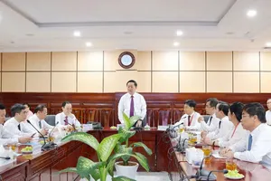 Trưởng Ban Tuyên giáo và Dân vận Trung ương thăm, chúc mừng các tập thể, cá nhân ngành y tế