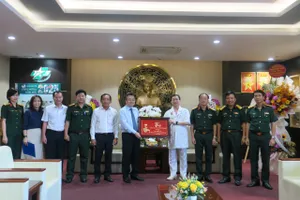 Ông Nguyễn Thanh Nghị thăm các gia đình Thầy thuốc Nhân dân và Bệnh viện Quân y 175