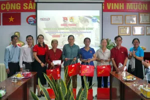 Báo Pháp Luật TP.HCM tặng quà, mang cây xanh đến người bệnh