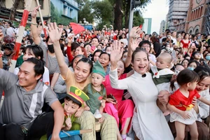 Những lưu ý về sức khỏe khi đưa con trẻ đi xem diễu binh, diễu hành 