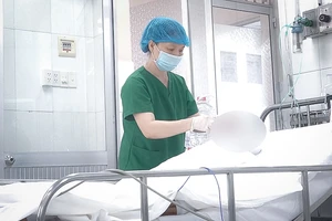 Vụ cháy chung cư Viễn Đông: 2 nạn nhân bỏng hô hấp nặng phải thở máy