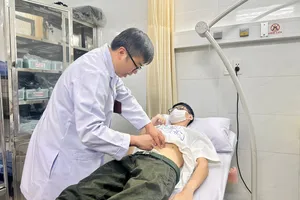 Thanh niên thủng dạ dày do thức khuya chơi game, ăn uống thất thường