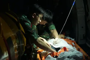 1 ngư dân Quảng Ngãi bị thủng tạng trên biển được cứu sống ngoạn mục