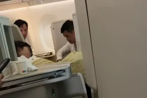 Xúc động câu chuyện bác sĩ cứu bé gái bị co giật trên chuyến bay