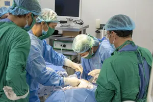 Bị đũa nhựa đâm vào mắt, nguy cơ thủng nhãn cầu