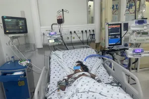 Bé 5 tuổi bị sốc sốt xuất huyết, suy hô hấp nặng phải thở máy