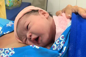 Đề xuất nâng lương, thăng chức cho phụ nữ sinh đủ từ 2 con trước 35 tuổi