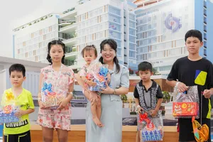 'Trung thu yêu thương' mang niềm vui cho bệnh nhi, xoa dịu nỗi đau bệnh tật