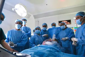 Các bác sĩ thực hiện thành công ca thông tim can thiệp bào thai