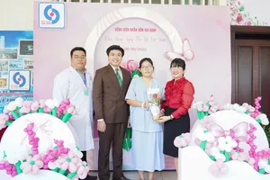 Bệnh nhân nữ được làm móng, trang điểm miễn phí ngay trong bệnh viện