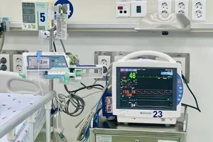 Bé trai 13 tuổi nguy kịch vì bị té từ lầu 3 trường học 