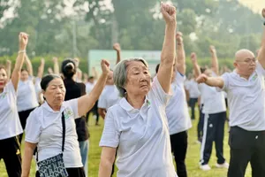 Cụ bà 84 tuổi miệt mài chạy xe máy đi tập dưỡng sinh