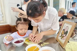 Bệnh nhi vẽ tranh tri ân thầy cô nhân ngày Nhà giáo Việt Nam 20-11