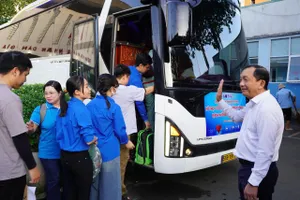 Đoàn xe chở gần 100 y bác sĩ TP.HCM lên đường chi viện Đắk Lắk sau mưa lũ