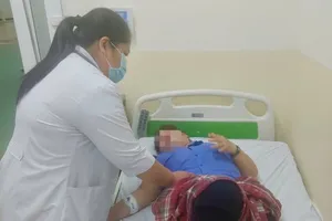 79 công nhân và học sinh ở TP.HCM cấp cứu nghi phản vệ thức ăn, ngộ độc thực phẩm