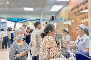 Người dân vui mừng vì được tặng thẻ BHYT và khám, phát thuốc miễn phí