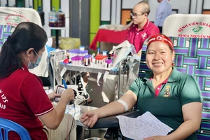 Nhiều người tham gia hiến gần 300 đơn vị máu tại ngày hội Chủ nhật Đỏ