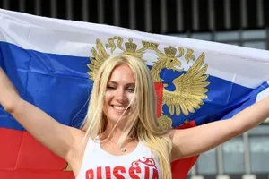 Những bóng hồng đốt cháy khán đài Euro 2016