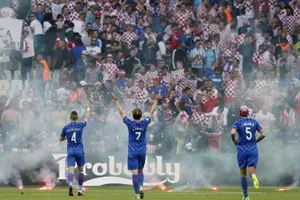 Mặc cho cầu thủ van xin, CĐV Croatia vẫn phá hỏng trận đấu