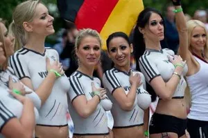 Nóng bỏng trận đấu cổ vũ Euro 2016 bằng body painting 
