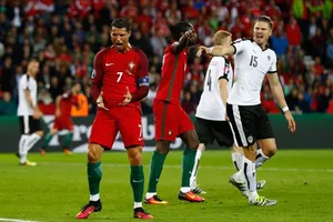 Những biểu hiện 'lạ lùng' của Cristiano Ronaldo trong trận gặp Áo
