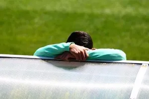 Cristiano Ronaldo suy sụp vì đá hỏng penalty trong trận gặp Áo