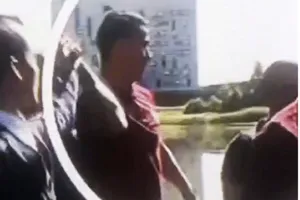 Bị hỏi sốc, Cristiano Ronaldo ném micro của phóng viên xuống hồ